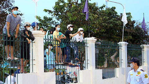 Khán giả Vũng Tàu leo rào, ngó qua khe cửa xem ĐT Việt Nam